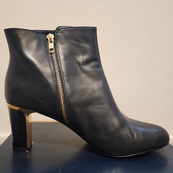 Vintage leather Black Anne Klein ankle boots w/ golden trim - Picture 3 of 5